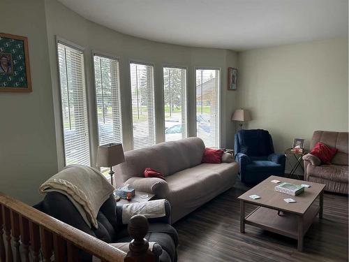 5404 48 Avenue West, Forestburg, AB - Indoor Photo Showing Living Room