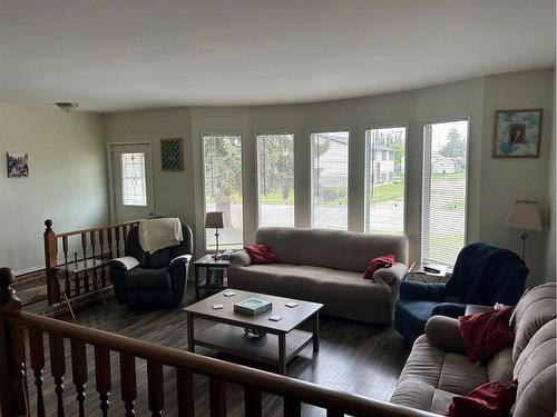 5404 48 Avenue West, Forestburg, AB - Indoor Photo Showing Living Room