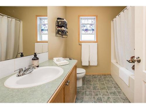 37 Duckering Close, Red Deer, AB - Indoor Photo Showing Bathroom