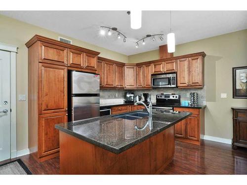 204-4707 50 Street, Sylvan Lake, AB - Indoor Photo Showing Kitchen With Double Sink