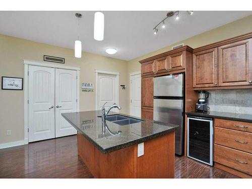 204-4707 50 Street, Sylvan Lake, AB - Indoor Photo Showing Kitchen With Double Sink