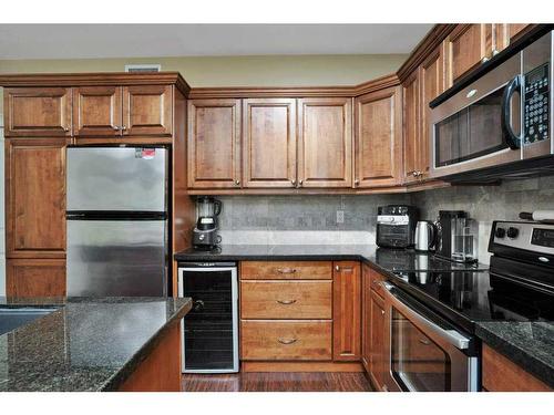 204-4707 50 Street, Sylvan Lake, AB - Indoor Photo Showing Kitchen