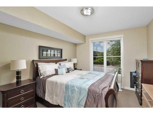 204-4707 50 Street, Sylvan Lake, AB - Indoor Photo Showing Bedroom