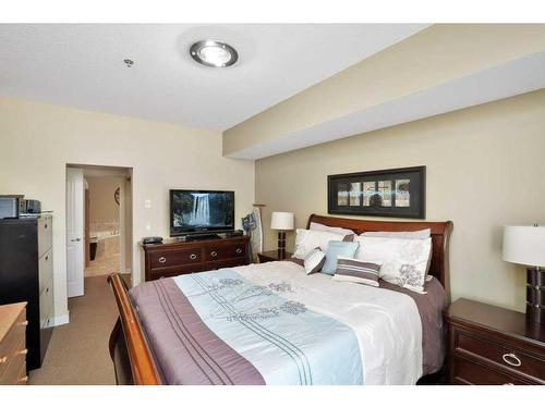 204-4707 50 Street, Sylvan Lake, AB - Indoor Photo Showing Bedroom