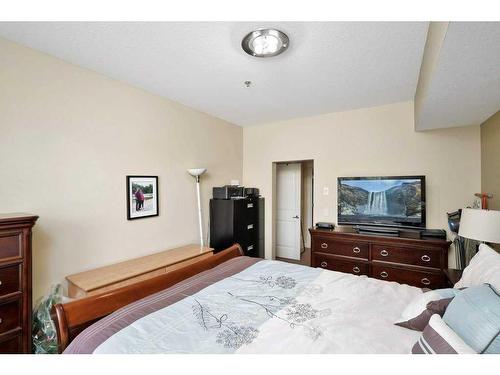 204-4707 50 Street, Sylvan Lake, AB - Indoor Photo Showing Bedroom