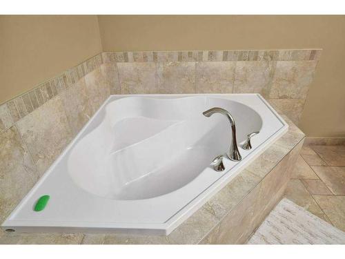 204-4707 50 Street, Sylvan Lake, AB - Indoor Photo Showing Bathroom