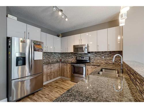 91 Cedar Square, Blackfalds, AB - Indoor Photo Showing Kitchen With Double Sink With Upgraded Kitchen
