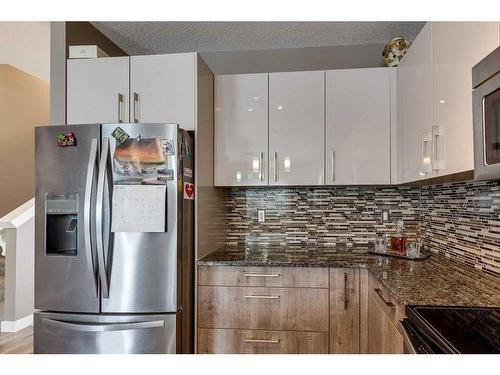 91 Cedar Square, Blackfalds, AB - Indoor Photo Showing Kitchen With Upgraded Kitchen