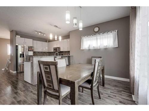 91 Cedar Square, Blackfalds, AB - Indoor Photo Showing Dining Room