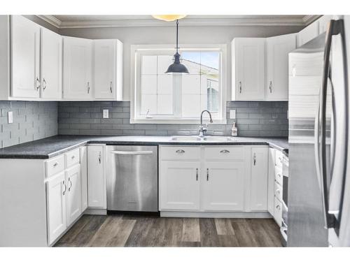 28 Canary Crescent, Sedgewick, AB - Indoor Photo Showing Kitchen With Double Sink