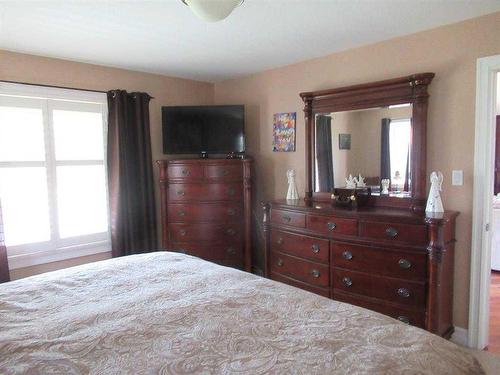 25 Echo Valley Crescent, Rural Clearwater County, AB - Indoor Photo Showing Bedroom