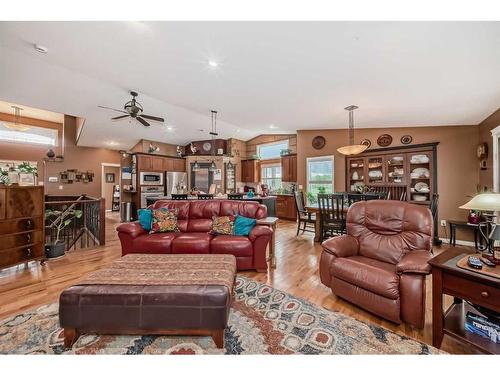 430068 Range Road 252, Rural Ponoka County, AB - Indoor Photo Showing Living Room