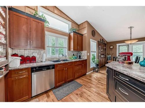 430068 Range Road 252, Rural Ponoka County, AB - Indoor Photo Showing Kitchen With Double Sink