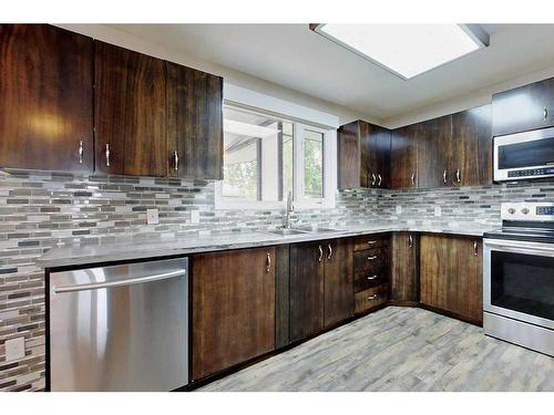 1 Welliver Street, Red Deer, AB - Indoor Photo Showing Kitchen With Double Sink With Upgraded Kitchen