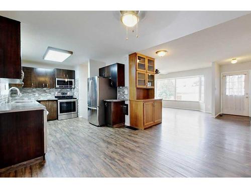 1 Welliver Street, Red Deer, AB - Indoor Photo Showing Kitchen