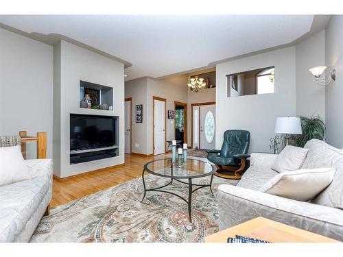 120-37411 Waskasoo Avenue, Rural Red Deer County, AB - Indoor Photo Showing Living Room