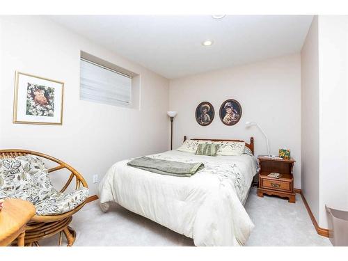 120-37411 Waskasoo Avenue, Rural Red Deer County, AB - Indoor Photo Showing Bedroom