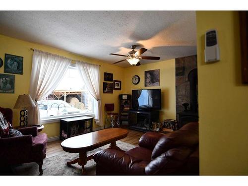 34041 Township Road 442, Rural Ponoka County, AB - Indoor Photo Showing Living Room