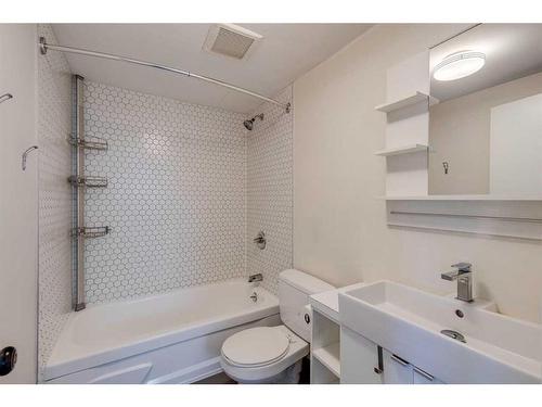2-806 2 Avenue Nw, Calgary, AB - Indoor Photo Showing Bathroom