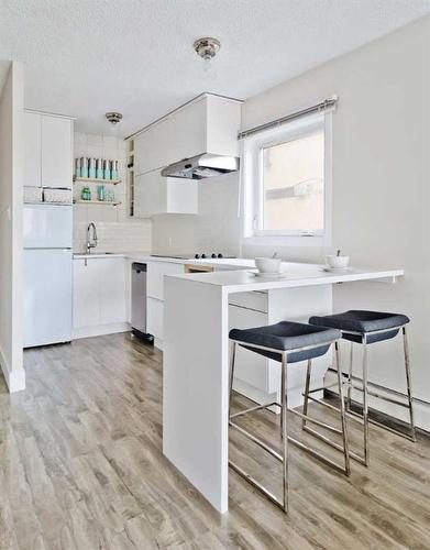 2-806 2 Avenue Nw, Calgary, AB - Indoor Photo Showing Kitchen