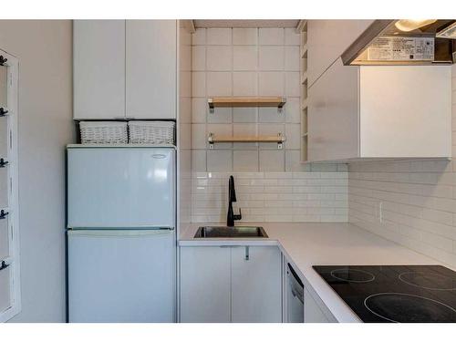 2-806 2 Avenue Nw, Calgary, AB - Indoor Photo Showing Kitchen