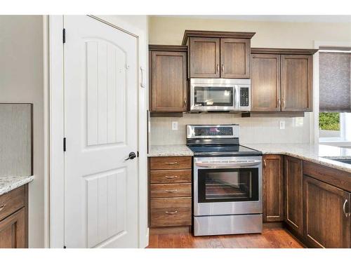 83 Cedar Square, Blackfalds, AB - Indoor Photo Showing Kitchen