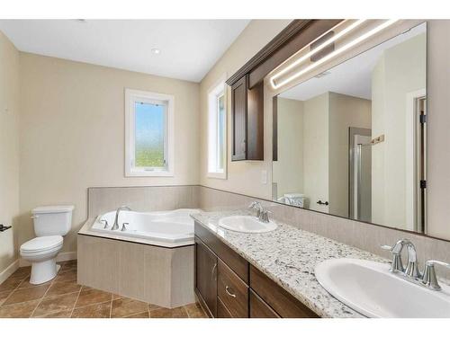 83 Cedar Square, Blackfalds, AB - Indoor Photo Showing Bathroom