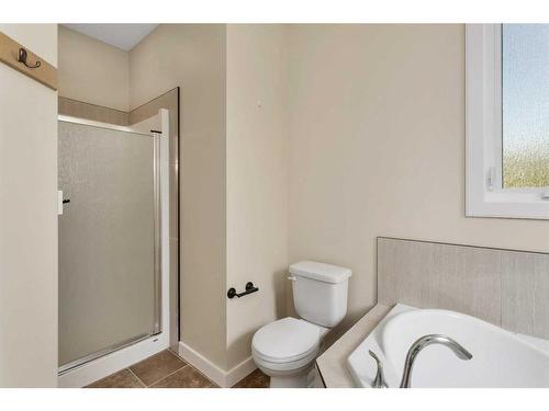 83 Cedar Square, Blackfalds, AB - Indoor Photo Showing Bathroom