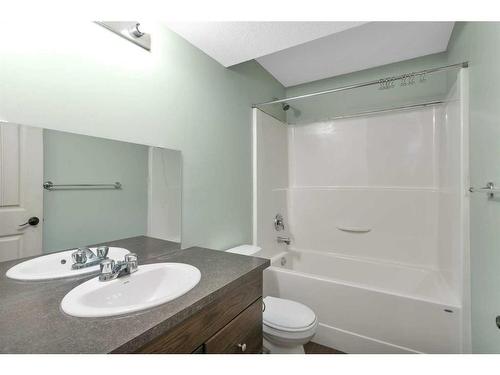 83 Cedar Square, Blackfalds, AB - Indoor Photo Showing Bathroom