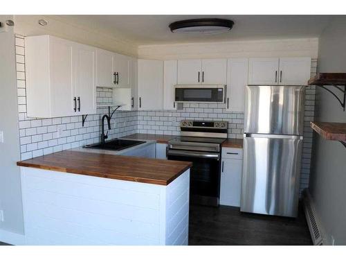 207-5135 Lakeshore Drive, Sylvan Lake, AB - Indoor Photo Showing Kitchen