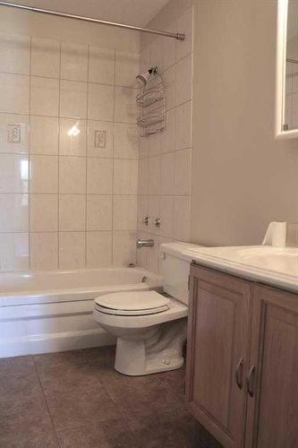 207-5135 Lakeshore Drive, Sylvan Lake, AB - Indoor Photo Showing Bathroom