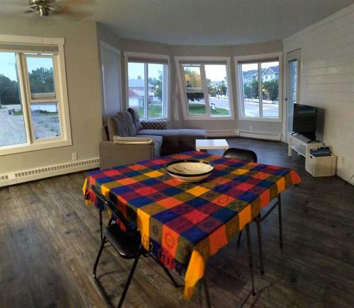 207-5135 Lakeshore Drive, Sylvan Lake, AB - Indoor Photo Showing Dining Room