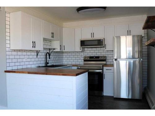 207-5135 Lakeshore Drive, Sylvan Lake, AB - Indoor Photo Showing Kitchen