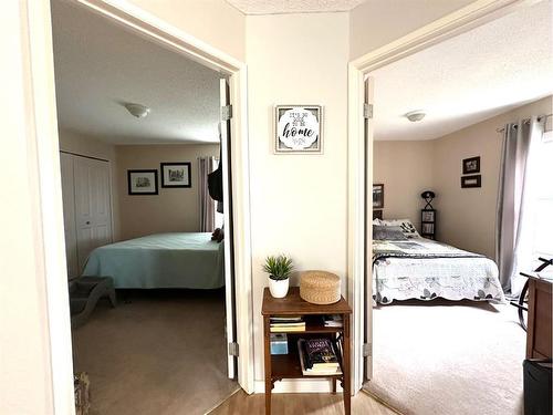 302 1 Avenue East, Alliance, AB - Indoor Photo Showing Bedroom