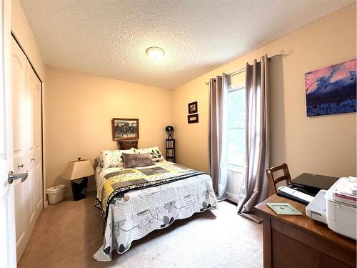 302 1 Avenue East, Alliance, AB - Indoor Photo Showing Bedroom