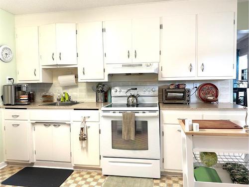 302 1 Avenue East, Alliance, AB - Indoor Photo Showing Kitchen