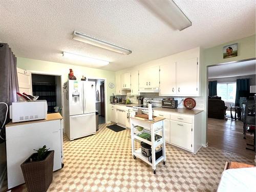 302 1 Avenue East, Alliance, AB - Indoor Photo Showing Kitchen