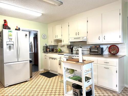 302 1 Avenue East, Alliance, AB - Indoor Photo Showing Kitchen