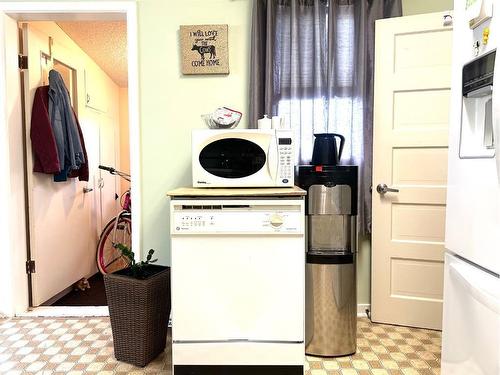 302 1 Avenue East, Alliance, AB - Indoor Photo Showing Kitchen