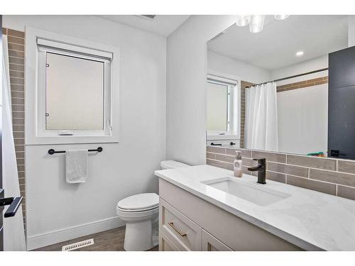 8 Cameron Court, Lacombe, AB - Indoor Photo Showing Bathroom