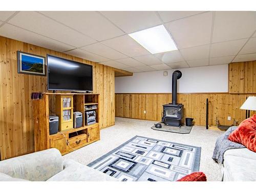 60-27264 Township Road 392, Rural Red Deer County, AB - Indoor Photo Showing Kitchen With Double Sink