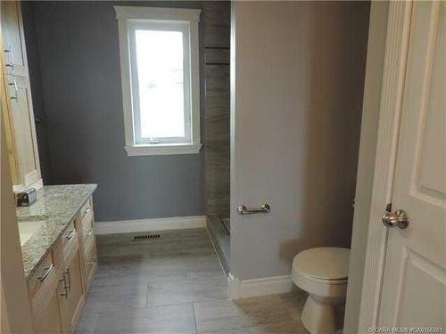 8-421032 Range Road 284, Rural Ponoka County, AB - Indoor Photo Showing Bathroom