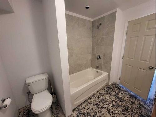 8-421032 Range Road 284, Rural Ponoka County, AB - Indoor Photo Showing Bathroom