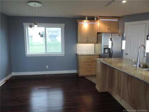 8-421032 Range Road 284, Rural Ponoka County, AB - Indoor Photo Showing Kitchen