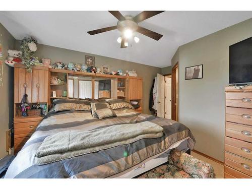367 Duston Street, Red Deer, AB - Indoor Photo Showing Bedroom