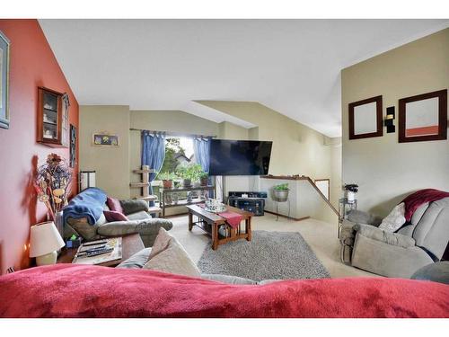 367 Duston Street, Red Deer, AB - Indoor Photo Showing Living Room