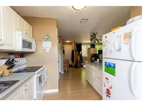 5919 West Park Crescent, Red Deer, AB - Indoor Photo Showing Kitchen