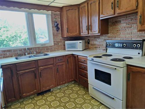 14 Mitchell Avenue, Red Deer, AB - Indoor Photo Showing Kitchen With Double Sink