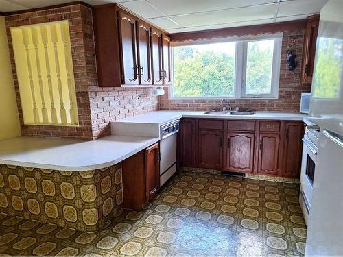 14 Mitchell Avenue, Red Deer, AB - Indoor Photo Showing Kitchen With Double Sink