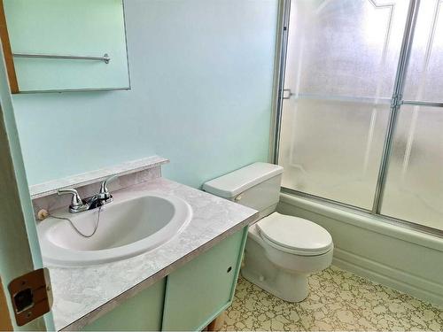 14 Mitchell Avenue, Red Deer, AB - Indoor Photo Showing Bathroom